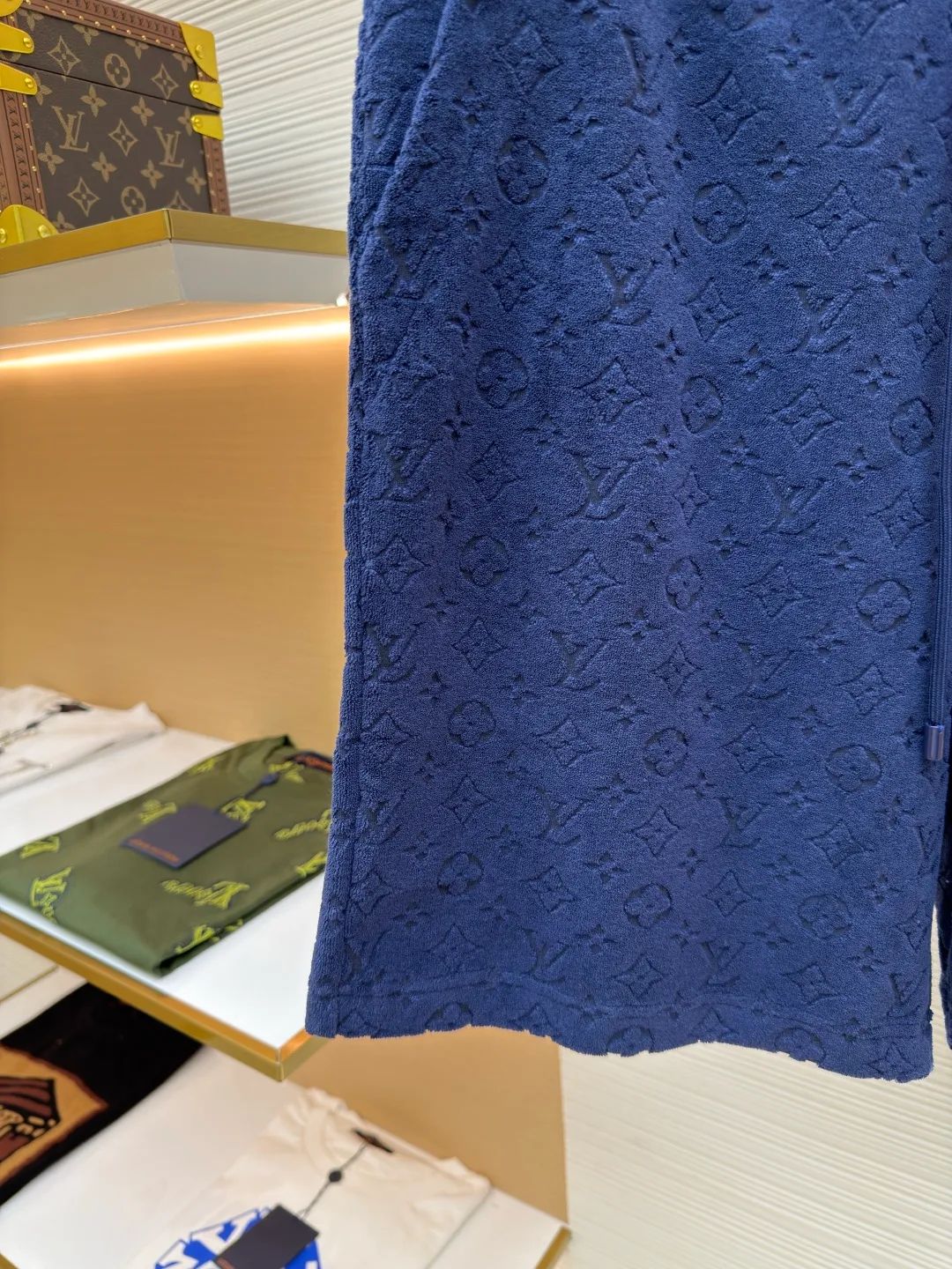 LOUIS VUITTON embossed terry shorts ●Authentic product: purchased and developed at 9850 ●Item number: 1680557-A35 ●Fabric: blended terry luxury terry fabric ●Technology: embossed jacquard production ●Version: fitted version ●Weight: about 330 grams ●Size: S-M-L-XL ●Description: Customized soft cotton blended terry luxury terry fabric with clear texture and plump and lazy Comfortable and close to the skin. The main tone is navy blue. It is as calm and profound as the deep sea. The full-width Monogram embossing makes a stunning appearance. It is a gorgeous bloom of Louis Vuitton's classic elements. It is fully recognizable and interprets an unparalleled fashion style. Suit is available for worry-free wear, three-dimensional relief jacquard technique. High-density electronic jacquard machine is used to achieve the Monogram three-dimensional effect through the "positive and negative layer weaving method". The fabric is partially heated using a customized mold to hot-melt the fibers in specific areas to permanently shape the relief outline. . The infrared positioning cutting machine uses an infrared transmitter and an infrared receiver to achieve precise positioning of materials. The accuracy can reach the micron level, thereby meeting the effect of Monogram alignment and high-precision cutting. The fabrics have been washed, have a better hand feel, are not easy to deform, are not easy to shrink, are not easy to fade, and maintain long-term beauty. The overall wiring is straight and delicate, the fabric is comfortable and soft, and the color is consistent without color difference. It can be matched with the same style to create a fashionable look and control various occasions. Customized accessories, complete with three standards, same style for men and women!